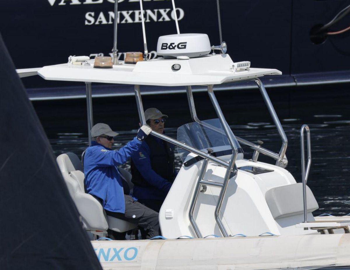 El rey emérito Juan Carlos saluda a la infanta Elena en Sanxenxo. | Lavandeira JR./EFE