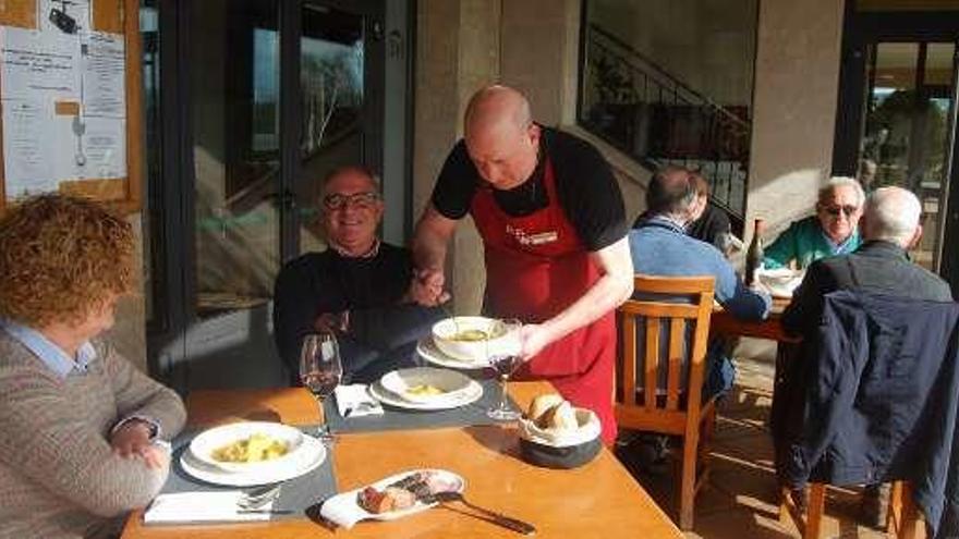 Tere García y José Manuel Coto, a la espera de que les sirvan un plato de pote asturiano.