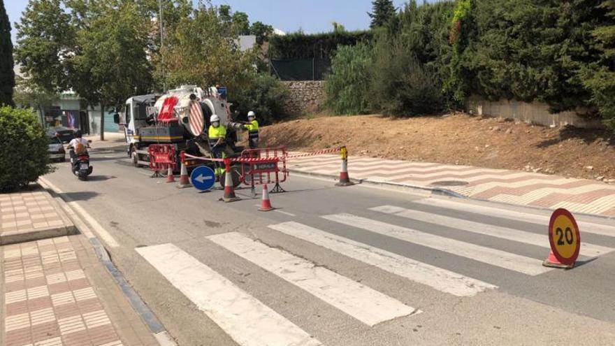 Operarios realizan labores de limpieza en un alcantarillado. | L. O.