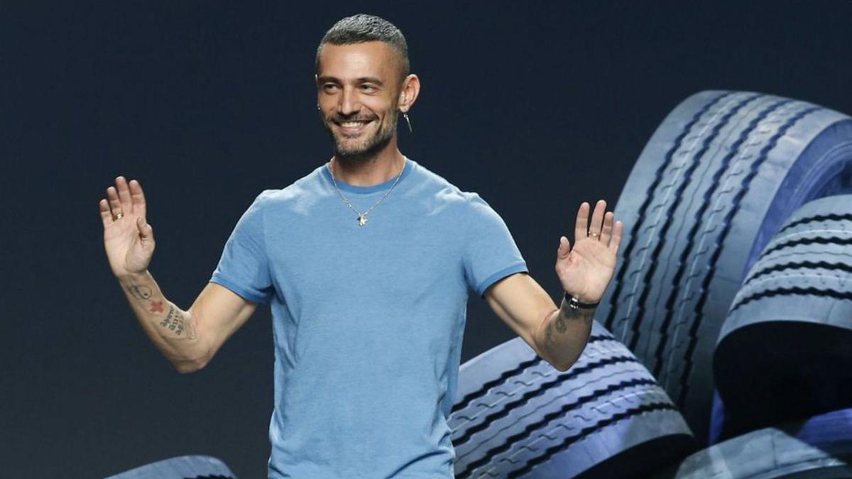 El dissenyador David Delfín saluda en una desfilada el 2015. | ÁNGEL DÍAZ / EFE