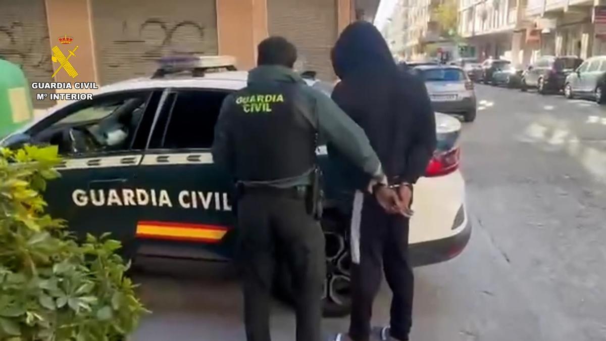 La Guardia Civil desarticula una organización dedicada a la trata de personas con fines de explotación sexual en Torrevieja