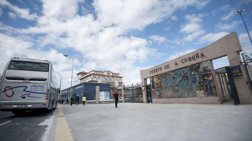 La parada de plaza de Ourense, ayer, ya con las obras rematadas.