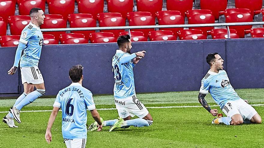 Hugo Mallo, Brais Méndez, Denis Suárez y Iago Aspas celebran el gol de capitán celeste al Athletic Club en San Mamés. |  // LOF