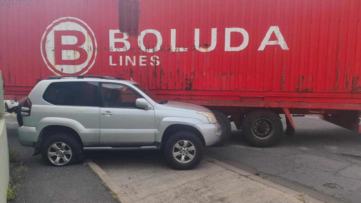 El coche con el que colisionó el contenedor