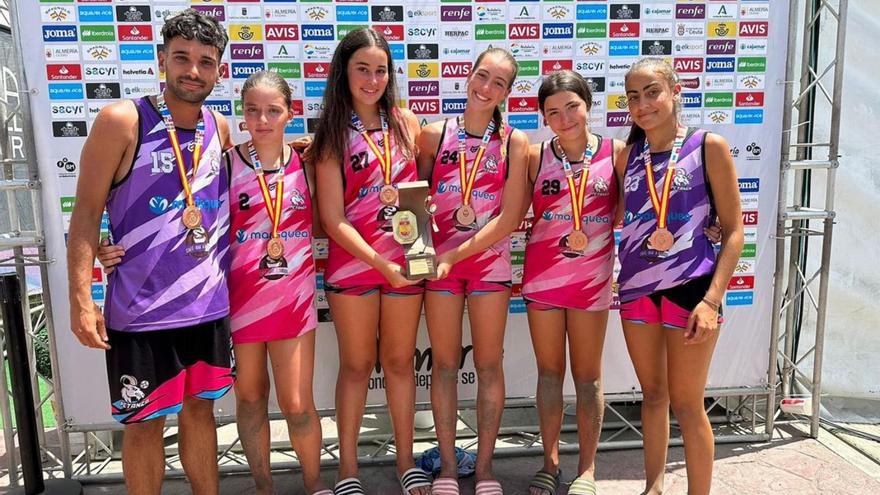 El Asmubal, representado en el podio del Campeonato de España de balonmano playa