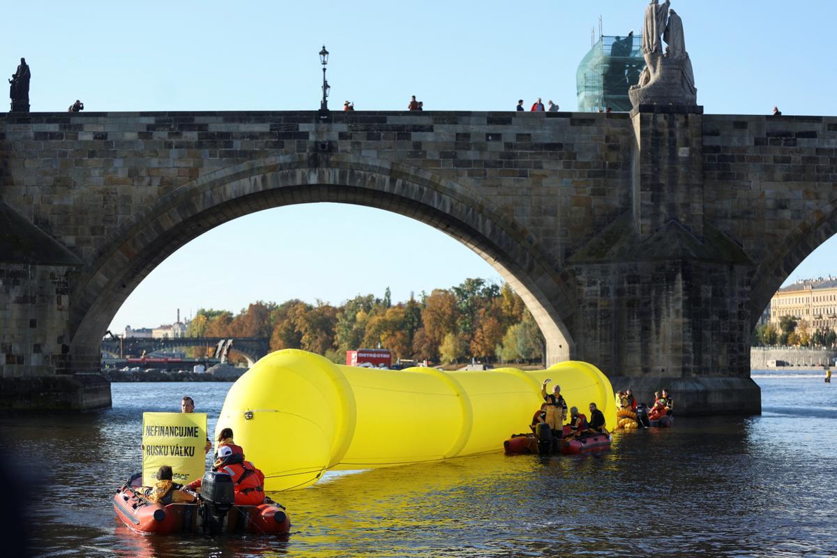 Greenpeace protesta con un gasoducto hinchable en Praga ante la cumbre de líderes europeos