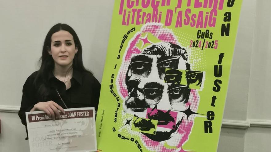 Lara Avetisyan, del IES Jaume I de Ontinyent, con el Premi Joan Fuster d'Assaig de Sueca.