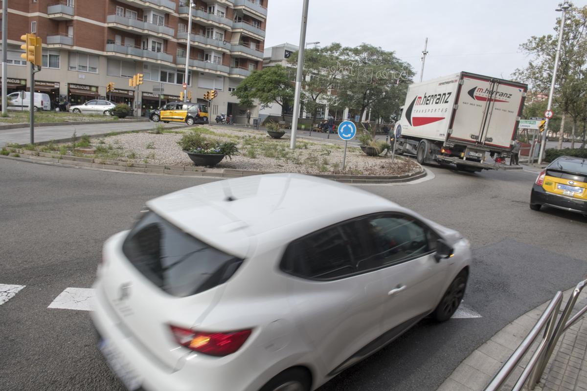 La rotonda fronterera entre Barcelona i l’Hospitalet que satura el trànsit i els veïns