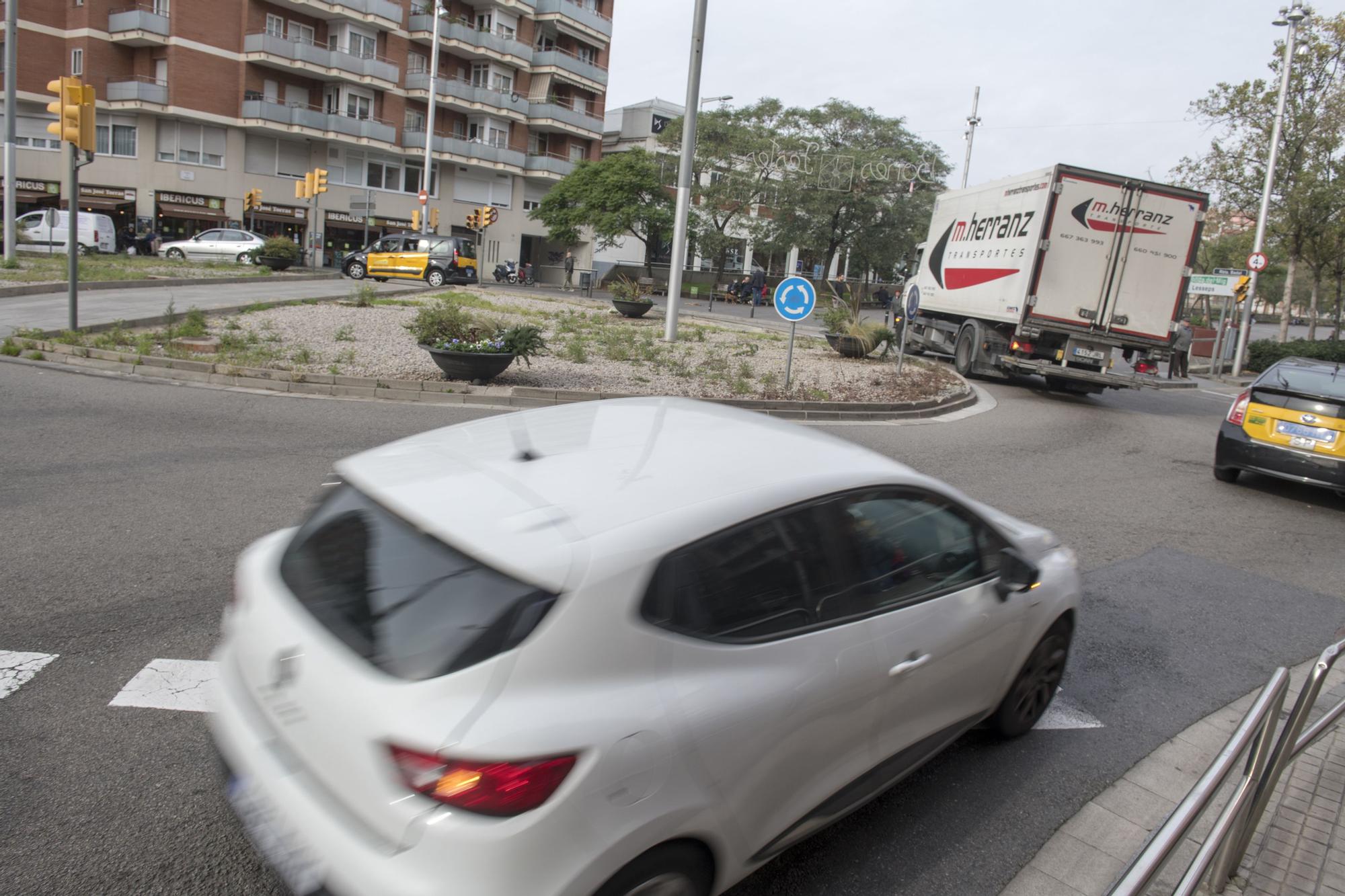 Rotonda en las calles de Badal y Constitución, frontera entre Barcelona y L'Hospitalet