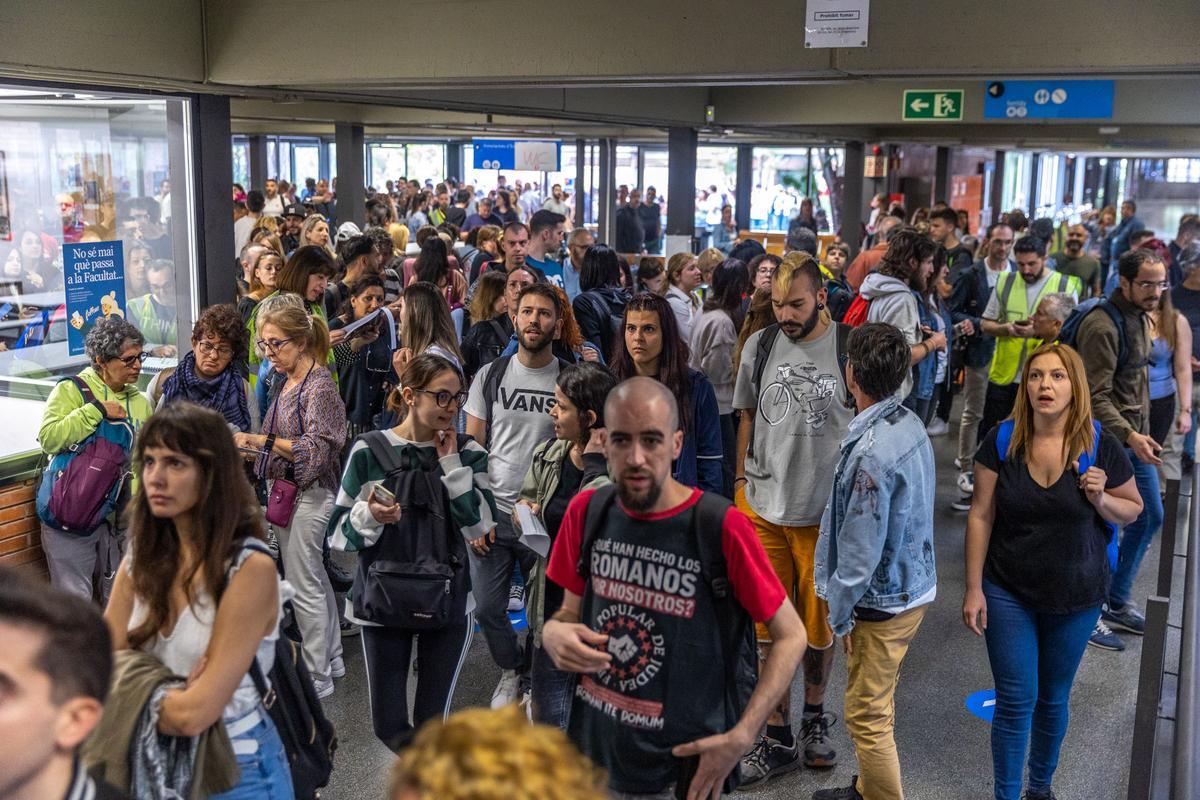 Oposiciones multitudinarias en Barcelona para optar a plazas fijas de Correos