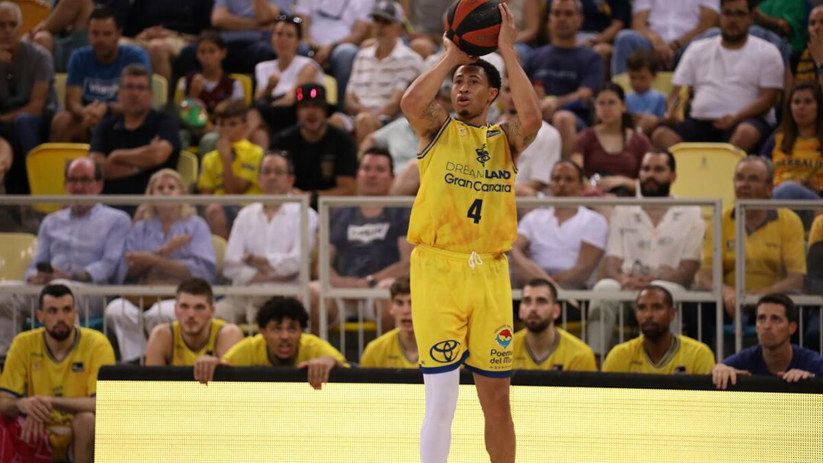 AJ Slaughter lanza a canasta en un partido del Gran Canaria.