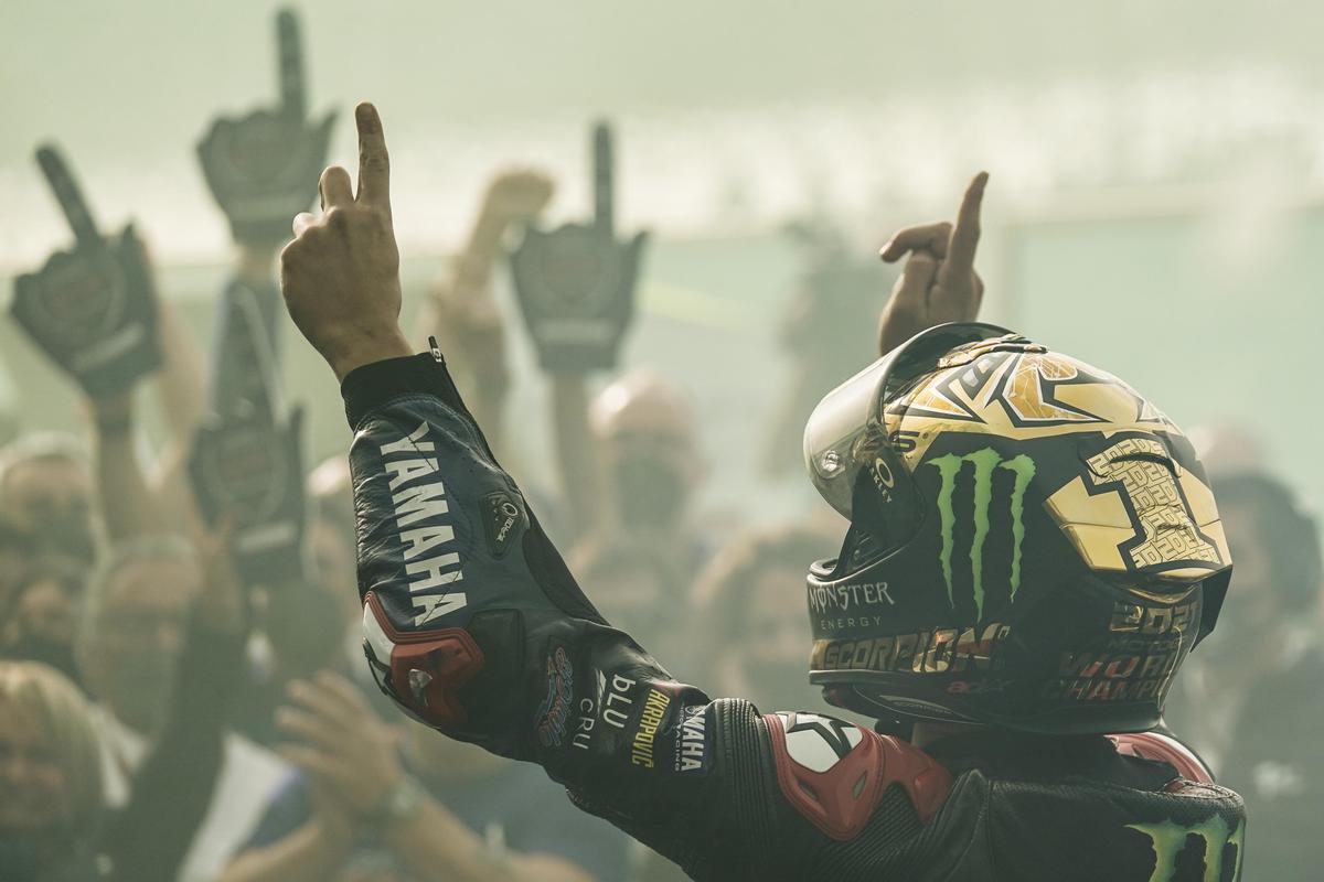 El francés Fabio Quartararo (Yamaha) saluda a los miembros de su equipo tras conquistar el título de MotoGP.