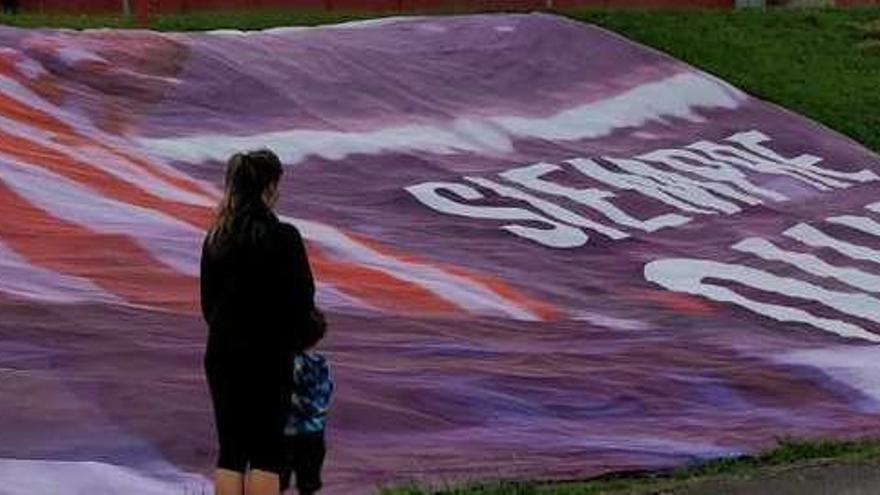 La lona con el lema &quot;Siempre Quini&quot; junto al campo número 9.