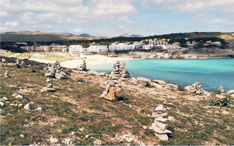 El GOB denuncia la presencia de montoncitos de piedras en el Parc de Llevant