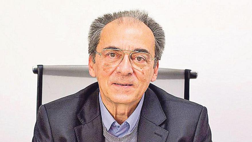 El catedrático Ignacio Jiménez Raneda en su despacho de la UA.