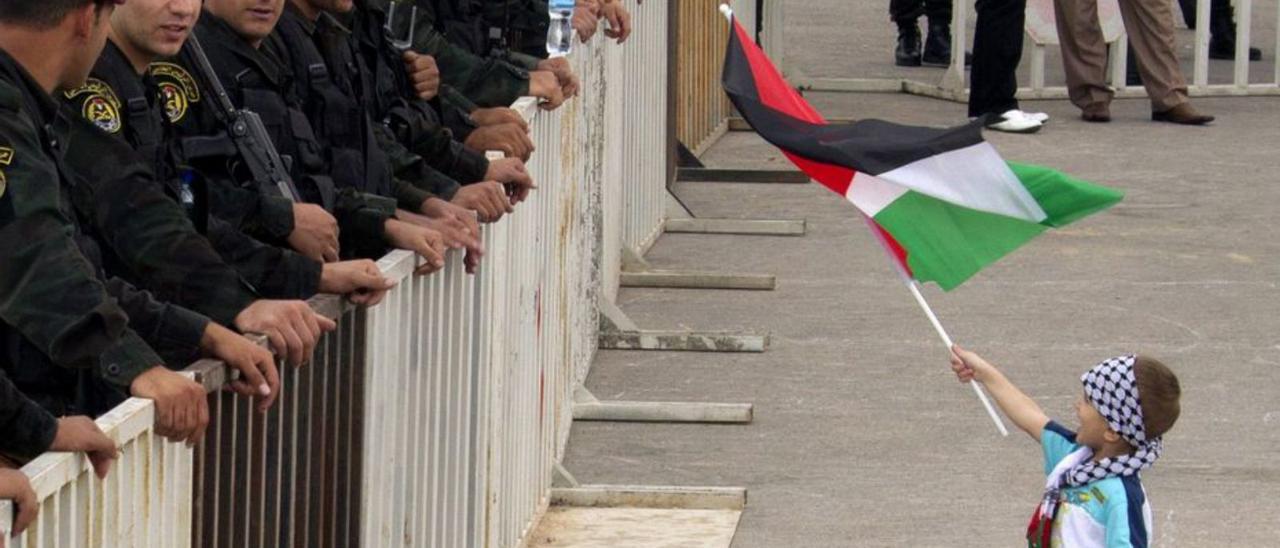 Un nen amb la bandera de Palestina a Cisjordània. | JIM HOLLANDER