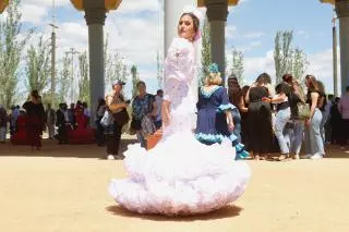 Trajes de gitana en El Arenal el primer sábado de la Feria de Córdoba