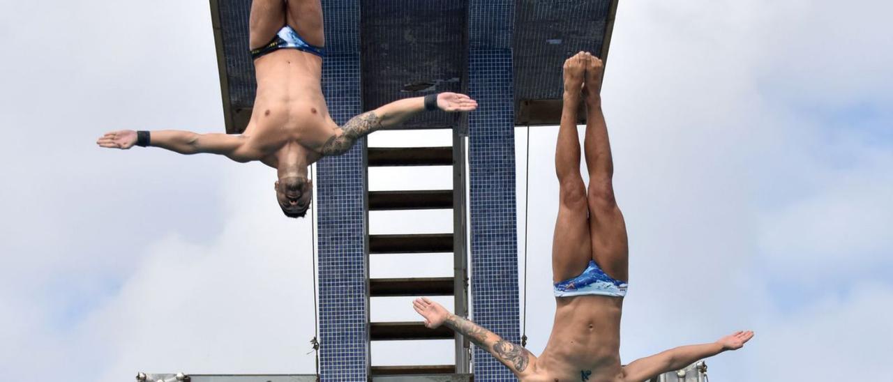 Carlos Gimeno, a la izquieda, y Alberto Dévora, a la derecha, ejecutan un salto desde la plataforma del Metropole . | |