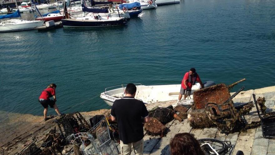 Aspecto de la basura recopilada a media mañana en el Puerto Deportivo gijonés. r.g.