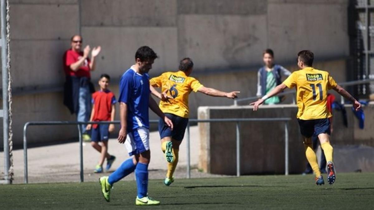 Los jugadores de la UE Castelldefels celebran uno de los goles ante la UDA Gramenet.