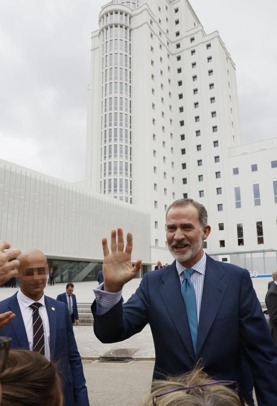 Felipe VI saludando ante la gran torre del complejo