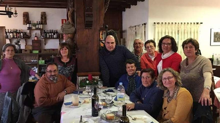 Fernando Lorenzo, en el centro, con los celebrantes.