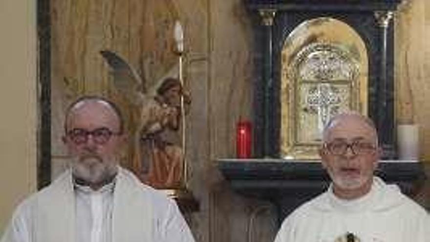 Vicente Pañeda y Tino Bada, ayer, en la iglesia de Trasona.