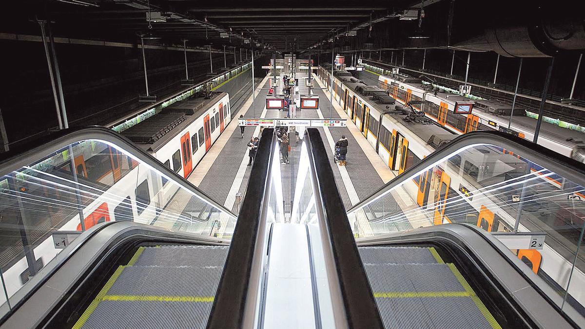 Los andenes de la estación de Sarrià desde las escaleras mecánicas