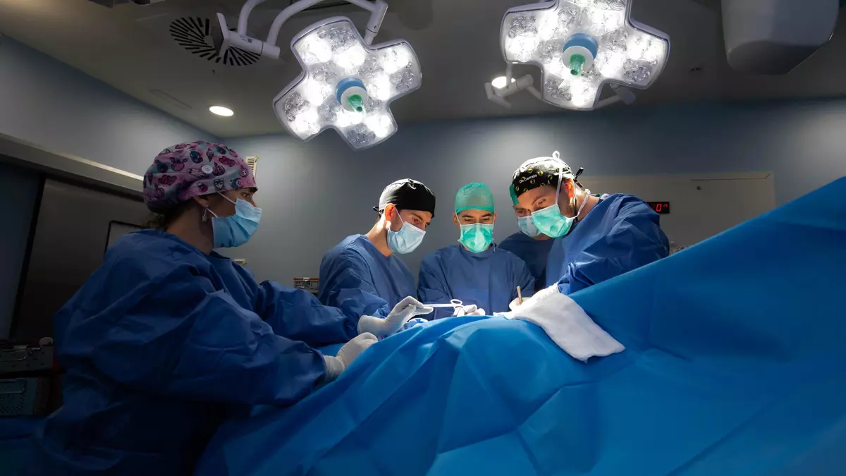 Una técnica pionera en la Comunidad Valenciana para la intervención de prótesis de cadera, en los Hospitales Vithas de Alicante