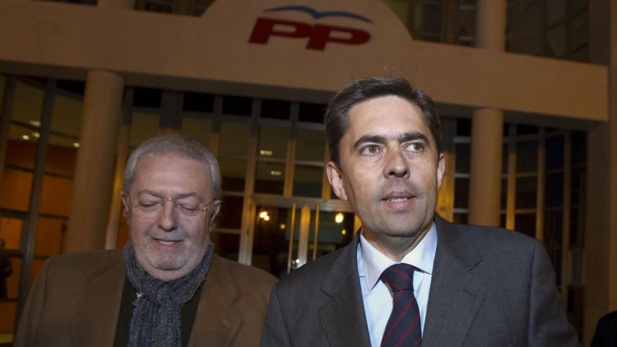 Pedro Agramunt, izquierda, saliendo de una reunión en la sede del PP en Valencia en 2011.
