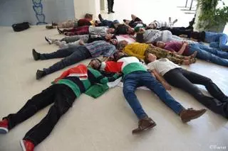 Tumbados en el hall del rectorado para exigir a la UJI contundencia ante el genocidio en Palestina