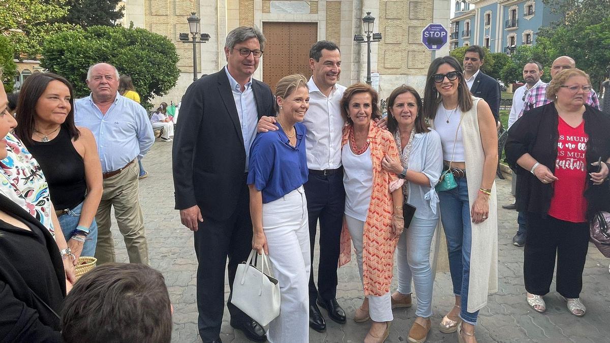 Sergio Velasco y Juanma Moreno, durante su paseo este martes por Puente Genil.