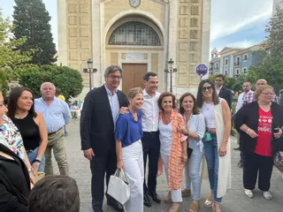 Juanma Moreno dice en su visita a Puente Genil que acelerará los plazos de la Autovía del Olivar