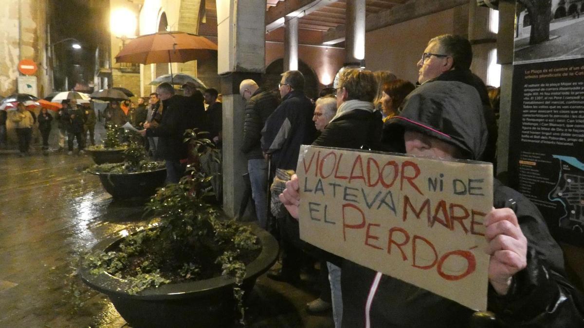 Un moment de la concentració de divendres passat per rebutjar les dues agressions sexuals a Sant Joan de les Abadesses