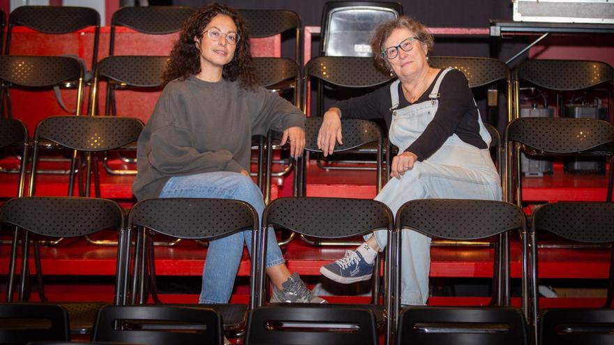 Gema Ulloa y Tatiana Likhacheva en las plateas del teatro Andamio. | // GERMÁN BARREIROS / ROLLER AGENCIA