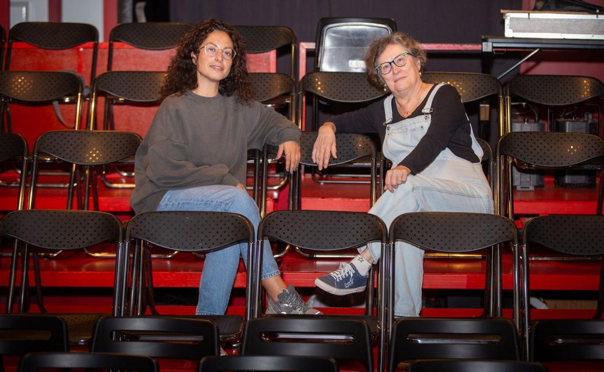 Gema Ulloa y Tatiana Likhacheva en las plateas del teatro Andamio. | // GERMÁN BARREIROS / ROLLER AGENCIA