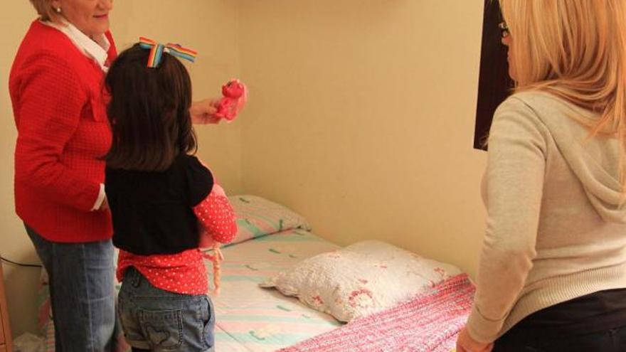 María Muñiz conversa con Sofía, de 8 años, y Ana, de 23.