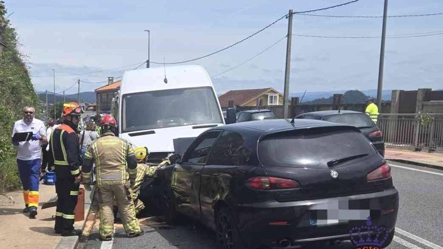 Un herido grave y otro leve en una colisión frontal en Poio