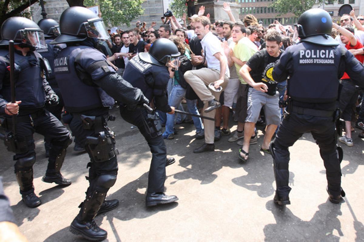 El desallotjament de la plaça de Catalunya, vist per Danny Caminal.