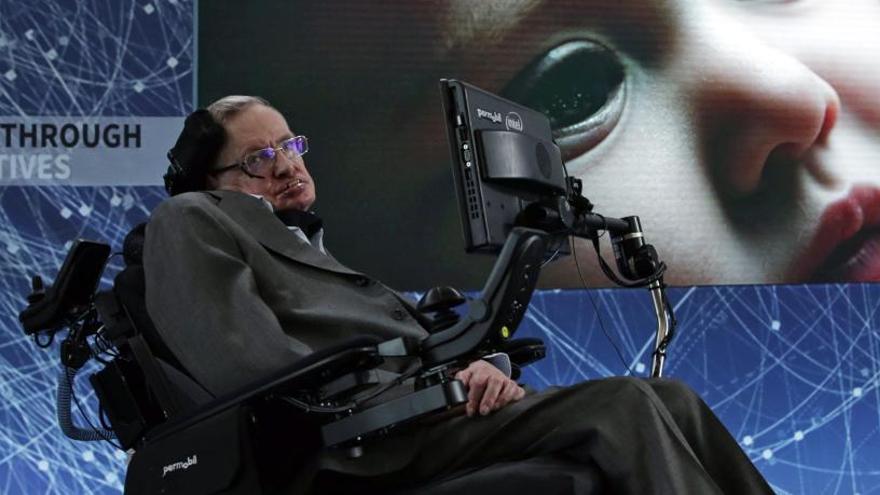 Stephen Hawking cumple 75 años en la cúspide de la fama