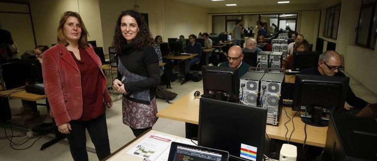 Carolina Cosculluela Martínez y Raquel Ibar Alonso, ayer, durante el curso.