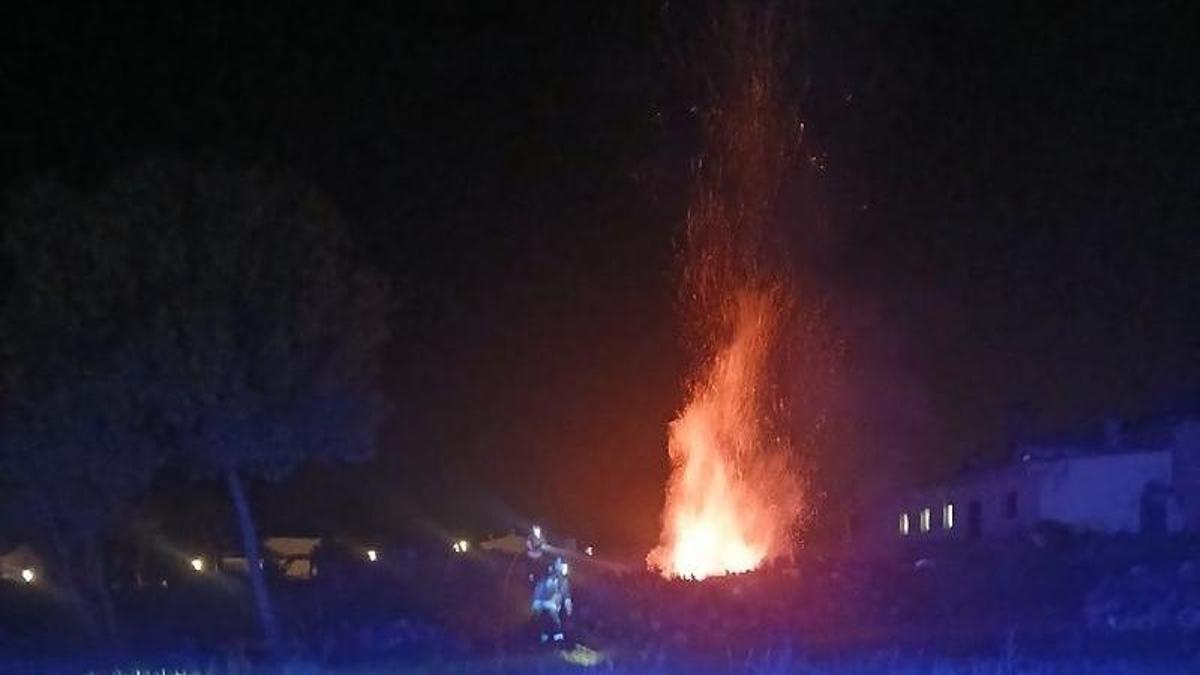 La pila de llenya en flames a Vidreres.