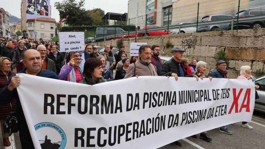 Teis sale a la calle para reclamar la reforma de la piscina municipal