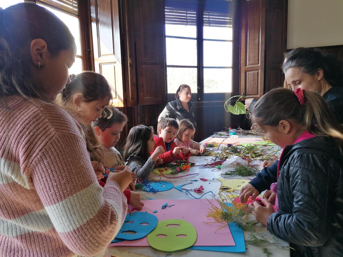 Niños dan forma a sus originales mascaradas durante el taller.