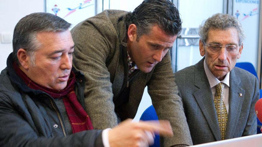 El presidente del Celta, Carlos Mouriño (d), junto al vicepresidente del club, Ricardo Barros (i) y el coordinador de las categorías inferiores Toni Otero, al comienzo de la rueda de prensa que han ofrecido hoy para analizar diversos aspectos de la actualidad del equipo.