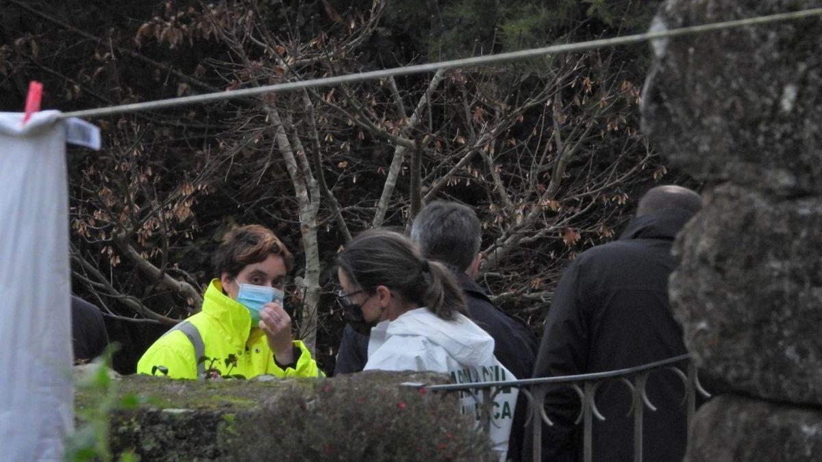 La joven de Ourense que calcinó a un hombre confiesa el crimen durante el registro de su casa.