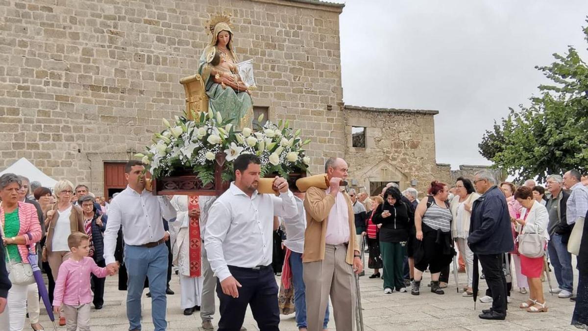 Cuatro momentos de la procesión de la Virgen de la Bandera de Fermoselle. Arriba, su salida del santuario, abajo, en las calles históricas de la villa y en la iglesia. | Cedidas