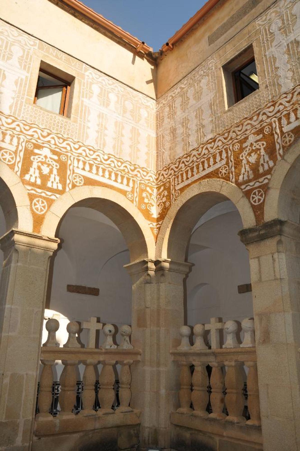 Esgrafiados en un claustro.