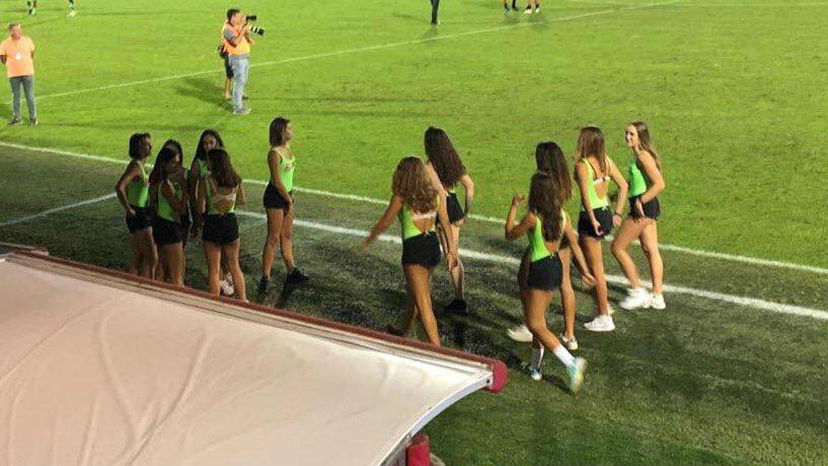 Un equipo de fútbol sustituye a los niños recogepelotas por adolescentes en shorts