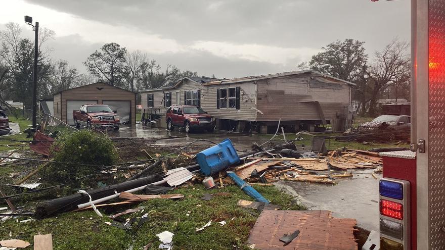 Los Bomberos de Luisiana trabajan en las labores de rescate tras varios tornados.